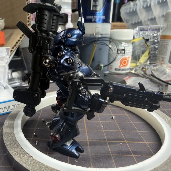 少しまたいじりました。 今日は武器のディテールアップ作業。 一度バズーカはドボンして、GS-03 サーフェイサーエヴォ ブラックからやり直し。 そのあとメタルボールを埋め込み。 ケンプファーの武装ってよく見るとリベットっぽい位置が多いのでメタル化してみました。 今回入れた数👇 マシンガンメタルボール14個+他メタルパーツ2個 バズーカ(2本)メタルボール12個+他パーツ4個 コンバージサイズでもここまで入ると結構密度上がりますね。 ここまでは良い感じなんですが… 武器の塗装で悩んでます。 今の候補は ①ブラック寄りのメタルブラック系 ②グレー寄りのミリタリー系 ③フレームメタリック系で金属感強め ケンプファー本体が濃いブルー系なので 武器を暗めにするか少し色分けするか迷ってます。 モデラーの皆さんなら このケンプファーの場合武器どんな塗装にしますか? おすすめあったら教えてください🙇♂️ (6枚目)