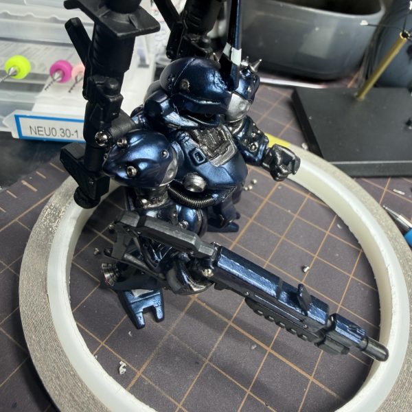 少しまたいじりました。 今日は武器のディテールアップ作業。 一度バズーカはドボンして、GS-03 サーフェイサーエヴォ ブラックからやり直し。 そのあとメタルボールを埋め込み。 ケンプファーの武装ってよく見るとリベットっぽい位置が多いのでメタル化してみました。 今回入れた数👇 マシンガンメタルボール14個+他メタルパーツ2個 バズーカ(2本)メタルボール12個+他パーツ4個 コンバージサイズでもここまで入ると結構密度上がりますね。 ここまでは良い感じなんですが… 武器の塗装で悩んでます。 今の候補は ①ブラック寄りのメタルブラック系 ②グレー寄りのミリタリー系 ③フレームメタリック系で金属感強め ケンプファー本体が濃いブルー系なので 武器を暗めにするか少し色分けするか迷ってます。 モデラーの皆さんなら このケンプファーの場合武器どんな塗装にしますか? おすすめあったら教えてください🙇♂️ (7枚目)