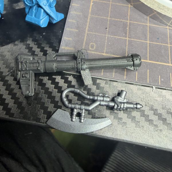 今日は一個前のコンバージのケンプファー武器が余っていたので武装改造してみました。&nbsp;そのままだと持つ所が無かったので持ち手を自作。斧も付いていたのですが手から離れない構造だったので一度切断して金属パーツに変更。&nbsp;バズーカは金属板を薄く切って差し込み、さらにメタルボールを入れまくってディテールアップ。&nbsp;現行ケンプファーのバズーカの一部には鉛シールを貼って、その上からクリアブラックを塗装。金属そのまま感が少し嫌だったのでトーンを落としてみました。&nbsp;この鉛シール、色々使えてかなりおすすめです。&nbsp;斧と「これは何だろう…地雷棒？」みたいな武器も磁石で脱着できるように改造。地雷棒にも鉛シール入れてます。&nbsp;接着剤があまり得意じゃないので基本は&nbsp;塗装汚れる → ヤスリ → 再塗装&nbsp;みたいな感じで作ってます。&nbsp;斧の刃先はもっと本物の刃っぽい色にしたいので、そこはまだ改良予定。&nbsp;そして当初からやりたかったバズーカにケーブル追加。&nbsp;実際バズーカにケーブル付いてるのかは正直分からないんですが…&nbsp;出来るだけ意味不明な改造はしたくないので&nbsp;「バズーカにケーブルは普通付かないよ」&nbsp;とかあればぜひ教えて下さい。勉強になります。&nbsp;あとこの武器なんでしょう？名前分かる方いたら教えてください。&nbsp;今はまだサーフブラック状態なので黒色を微調整して&nbsp;LED仕込みバーニア追加&nbsp;やろうかなと思ってます。&nbsp;コメントなくて少し寂しいですがシコシコ頑張ります🥹（2枚目）