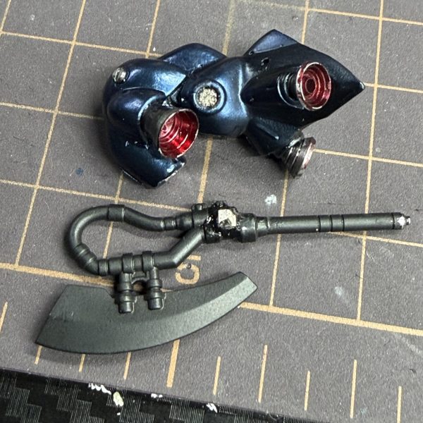 今日は一個前のコンバージのケンプファー武器が余っていたので武装改造してみました。&nbsp;そのままだと持つ所が無かったので持ち手を自作。斧も付いていたのですが手から離れない構造だったので一度切断して金属パーツに変更。&nbsp;バズーカは金属板を薄く切って差し込み、さらにメタルボールを入れまくってディテールアップ。&nbsp;現行ケンプファーのバズーカの一部には鉛シールを貼って、その上からクリアブラックを塗装。金属そのまま感が少し嫌だったのでトーンを落としてみました。&nbsp;この鉛シール、色々使えてかなりおすすめです。&nbsp;斧と「これは何だろう…地雷棒？」みたいな武器も磁石で脱着できるように改造。地雷棒にも鉛シール入れてます。&nbsp;接着剤があまり得意じゃないので基本は&nbsp;塗装汚れる → ヤスリ → 再塗装&nbsp;みたいな感じで作ってます。&nbsp;斧の刃先はもっと本物の刃っぽい色にしたいので、そこはまだ改良予定。&nbsp;そして当初からやりたかったバズーカにケーブル追加。&nbsp;実際バズーカにケーブル付いてるのかは正直分からないんですが…&nbsp;出来るだけ意味不明な改造はしたくないので&nbsp;「バズーカにケーブルは普通付かないよ」&nbsp;とかあればぜひ教えて下さい。勉強になります。&nbsp;あとこの武器なんでしょう？名前分かる方いたら教えてください。&nbsp;今はまだサーフブラック状態なので黒色を微調整して&nbsp;LED仕込みバーニア追加&nbsp;やろうかなと思ってます。&nbsp;コメントなくて少し寂しいですがシコシコ頑張ります🥹（4枚目）