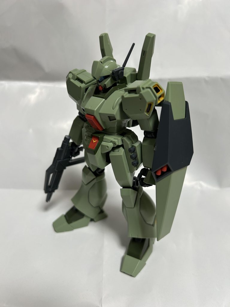 RGM-89D2 ジェガンD2型ジェガンD型のマイナーチェンジ機。D型と外見に差異はないが、ジェネレーターなどはJ型の物に換装されており、基本スペックはJ型と同様である。また換装機能も健在である。