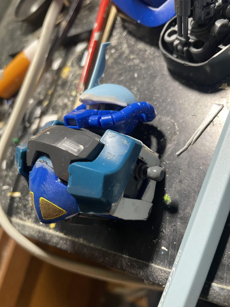 グフ2.0とか、HGのリバイブの顔がいまいち好きになれない私。頭はやっぱり1.0が良いです🎵胸アーマーはグフカスの特長ある部分を切り飛ばしてくっつけました。