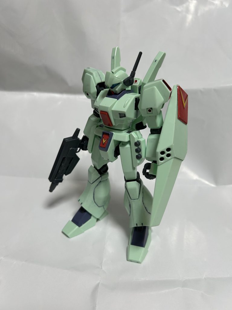 RGM-89J ジェガンJ型地球連邦軍の主力量産型モビルスーツでジェガンA型のマイナーチェンジ機。ジェネレーターなど各部にアップデートが施されている。ノーマルタイプとも呼称される。