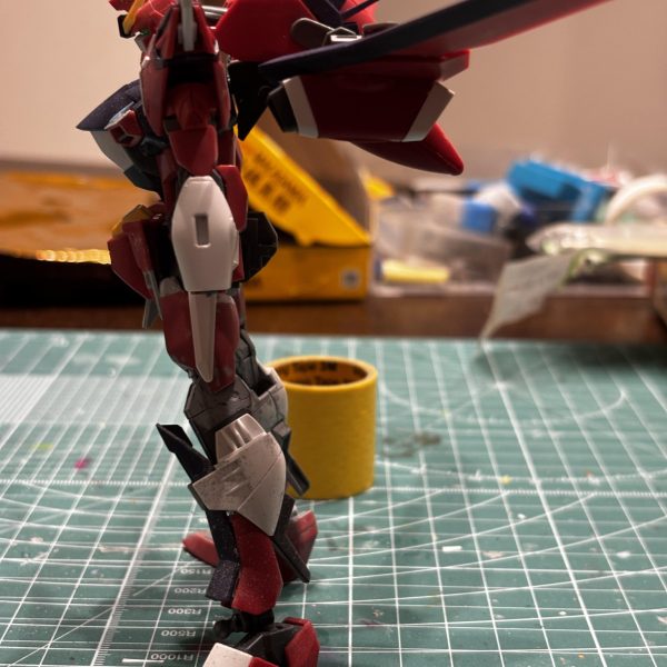 仕事に追われ久しぶりの工作です。イモジャです⭐️翼の位置定めました。上下反転させることでジャスティスの位置にセッティングできました。（イモジャです）肩アーマーディテールアップしました。今までスジボリは0.15mmで頑張っていたのですが、労力の割に効果を感じづらいので、肩アーマーは思い切って0.4mmでラインを引き、上下分割を表現しました。場所ごとの使い分けだと思いますが、自分には大味な加工が向いているのかなとおもいました😊終わりが見えないのでそろそろ完成させたいところです。（3枚目）