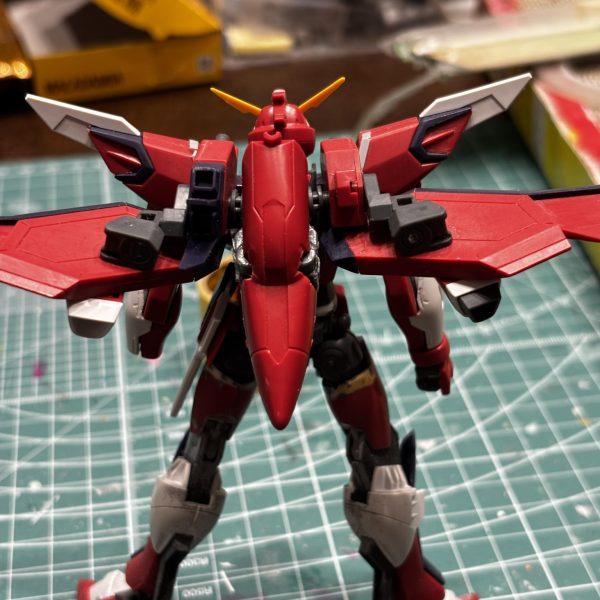 仕事に追われ久しぶりの工作です。イモジャです⭐️翼の位置定めました。上下反転させることでジャスティスの位置にセッティングできました。（イモジャです）肩アーマーディテールアップしました。今までスジボリは0.15mmで頑張っていたのですが、労力の割に効果を感じづらいので、肩アーマーは思い切って0.4mmでラインを引き、上下分割を表現しました。場所ごとの使い分けだと思いますが、自分には大味な加工が向いているのかなとおもいました😊終わりが見えないのでそろそろ完成させたいところです。（4枚目）