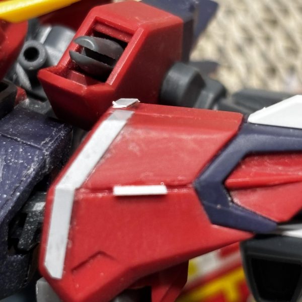 仕事に追われ久しぶりの工作です。イモジャです⭐️翼の位置定めました。上下反転させることでジャスティスの位置にセッティングできました。（イモジャです）肩アーマーディテールアップしました。今までスジボリは0.15mmで頑張っていたのですが、労力の割に効果を感じづらいので、肩アーマーは思い切って0.4mmでラインを引き、上下分割を表現しました。場所ごとの使い分けだと思いますが、自分には大味な加工が向いているのかなとおもいました😊終わりが見えないのでそろそろ完成させたいところです。（5枚目）