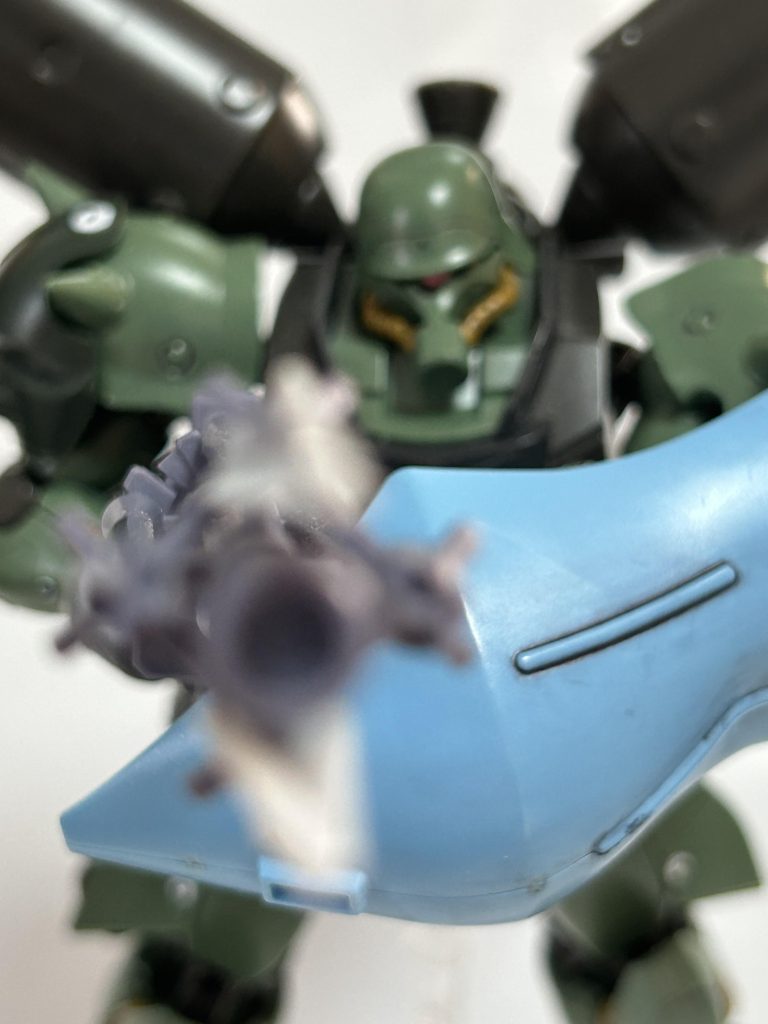 　内部は如何にも軍事コロニーというような灰色と多少の緑がある。「アルム」　アルムはバハル・ライフルの出力を絞り、格納庫に向けて撃った。格納庫は大きな爆炎を上げる。