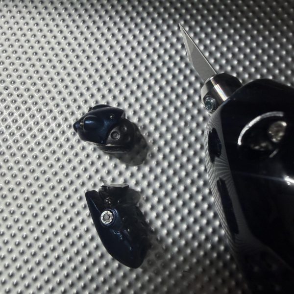 今のままでは躍動感がゼロなので今日はケンプファー大手術です。&nbsp;まずは全身麻酔で眠ってもらいます💤&nbsp;そして右腕を切開。骨が丸見えですが麻酔してるので大丈夫です。&nbsp;肩にも関節を仕込みます。もちろん右腕側にも同じように関節追加。&nbsp;この超音波カッターめちゃくちゃ綺麗に切れる…😍&nbsp;手術は無事終了。&nbsp;麻酔から目覚めたのでさっそくリハビリ（ポージング）✨&nbsp;結果…&nbsp;両手が開けるようになりました❣️&nbsp;これでようやくケンプファーらしい躍動感が出せそうです。&nbsp;どうでしょうか‼️（3枚目）