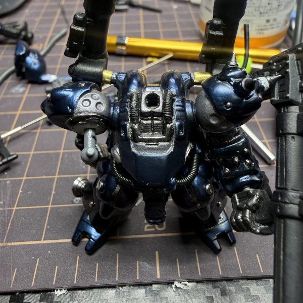 今のままでは躍動感がゼロなので今日はケンプファー大手術です。&nbsp;まずは全身麻酔で眠ってもらいます💤&nbsp;そして右腕を切開。骨が丸見えですが麻酔してるので大丈夫です。&nbsp;肩にも関節を仕込みます。もちろん右腕側にも同じように関節追加。&nbsp;この超音波カッターめちゃくちゃ綺麗に切れる…😍&nbsp;手術は無事終了。&nbsp;麻酔から目覚めたのでさっそくリハビリ（ポージング）✨&nbsp;結果…&nbsp;両手が開けるようになりました❣️&nbsp;これでようやくケンプファーらしい躍動感が出せそうです。&nbsp;どうでしょうか‼️（4枚目）