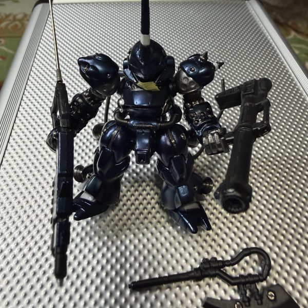 今のままでは躍動感がゼロなので今日はケンプファー大手術です。&nbsp;まずは全身麻酔で眠ってもらいます💤&nbsp;そして右腕を切開。骨が丸見えですが麻酔してるので大丈夫です。&nbsp;肩にも関節を仕込みます。もちろん右腕側にも同じように関節追加。&nbsp;この超音波カッターめちゃくちゃ綺麗に切れる…😍&nbsp;手術は無事終了。&nbsp;麻酔から目覚めたのでさっそくリハビリ（ポージング）✨&nbsp;結果…&nbsp;両手が開けるようになりました❣️&nbsp;これでようやくケンプファーらしい躍動感が出せそうです。&nbsp;どうでしょうか‼️（2枚目）