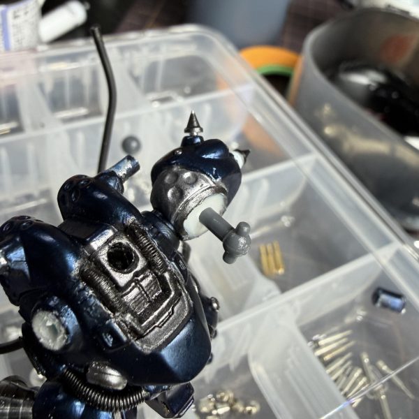 今のままでは躍動感がゼロなので今日はケンプファー大手術です。&nbsp;まずは全身麻酔で眠ってもらいます💤&nbsp;そして右腕を切開。骨が丸見えですが麻酔してるので大丈夫です。&nbsp;肩にも関節を仕込みます。もちろん右腕側にも同じように関節追加。&nbsp;この超音波カッターめちゃくちゃ綺麗に切れる…😍&nbsp;手術は無事終了。&nbsp;麻酔から目覚めたのでさっそくリハビリ（ポージング）✨&nbsp;結果…&nbsp;両手が開けるようになりました❣️&nbsp;これでようやくケンプファーらしい躍動感が出せそうです。&nbsp;どうでしょうか‼️（6枚目）