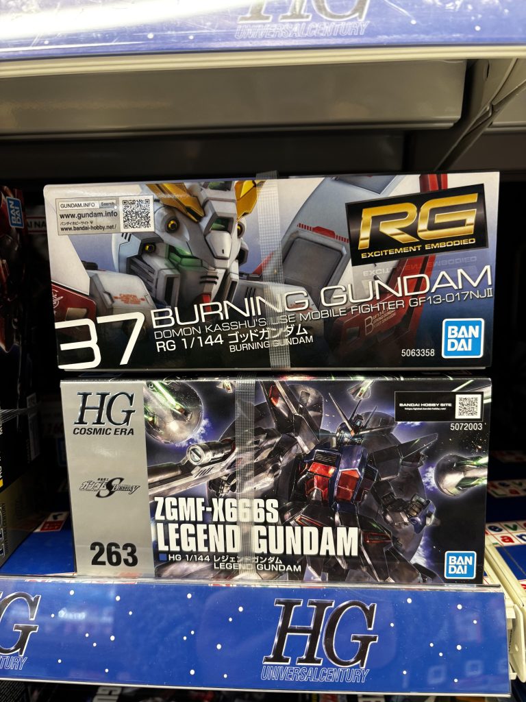 作品名：出会うと買いたくなるなぁ<p>スーパーの買い物のついでにふらっと立ち寄ると・・・ う〜ん、どちらか欲しいなぁ😥 RGとHGで値段があまり変わらないのもなぁ☹️</p>
