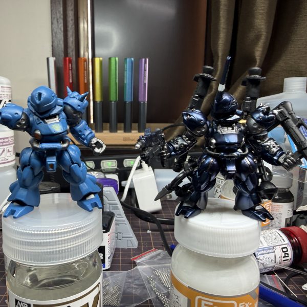 隣の子がめちゃくちゃ腰クネってるのを見てしまい… 「やっぱり可動域欲しいな…」 となり また ケンプファー全身麻酔です💤 今回は大手術。 腕関節 ×2胴体関節 ×1足関節 ×2 追加しました。 おかげでかなり愉快なポーズやコンバージらしからぬ動きも出来るように。 イメージとしては 「土台から飛び出してくるケンプファー」 みたいな感じです。 ただし手術の影響で バーニア装甲塗装 いろいろ傷が🩹 さらに 胴体など今まで見えなかった部分が見えるようになったので 結局 塗装やり直し確定😂 この後は ・塗装リカバリー・LED仕込み・デカール やっていく予定です。(2枚目)