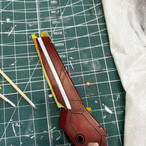 マスキング・・・剥く前→剥いた後‼️うまくマスキングできた😆いつもながらのドキドキタイムでした⭐️&nbsp;・・・もうすぐ完成‼️と、気分よく取り組んでいるところ、アクシデントが😱延長した上腕の軸が折れる、瞬着点づけミスり、塗装済みのパーツに滴る😱絶賛投げ出したい気持ちになりました😓気分転換に作業をやめ、遅くなりましたがキルケーの魔女見てきます😆（2枚目）