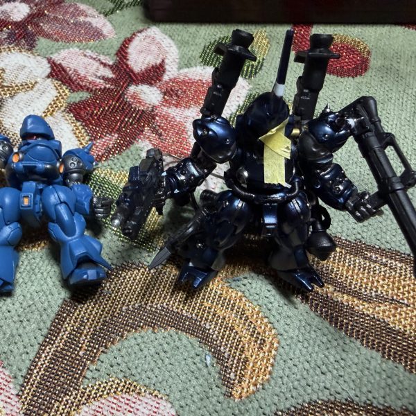 隣の子がめちゃくちゃ腰クネってるのを見てしまい… 「やっぱり可動域欲しいな…」 となり また ケンプファー全身麻酔です💤 今回は大手術。 腕関節 ×2胴体関節 ×1足関節 ×2 追加しました。 おかげでかなり愉快なポーズやコンバージらしからぬ動きも出来るように。 イメージとしては 「土台から飛び出してくるケンプファー」 みたいな感じです。 ただし手術の影響で バーニア装甲塗装 いろいろ傷が🩹 さらに 胴体など今まで見えなかった部分が見えるようになったので 結局 塗装やり直し確定😂 この後は ・塗装リカバリー・LED仕込み・デカール やっていく予定です。(3枚目)