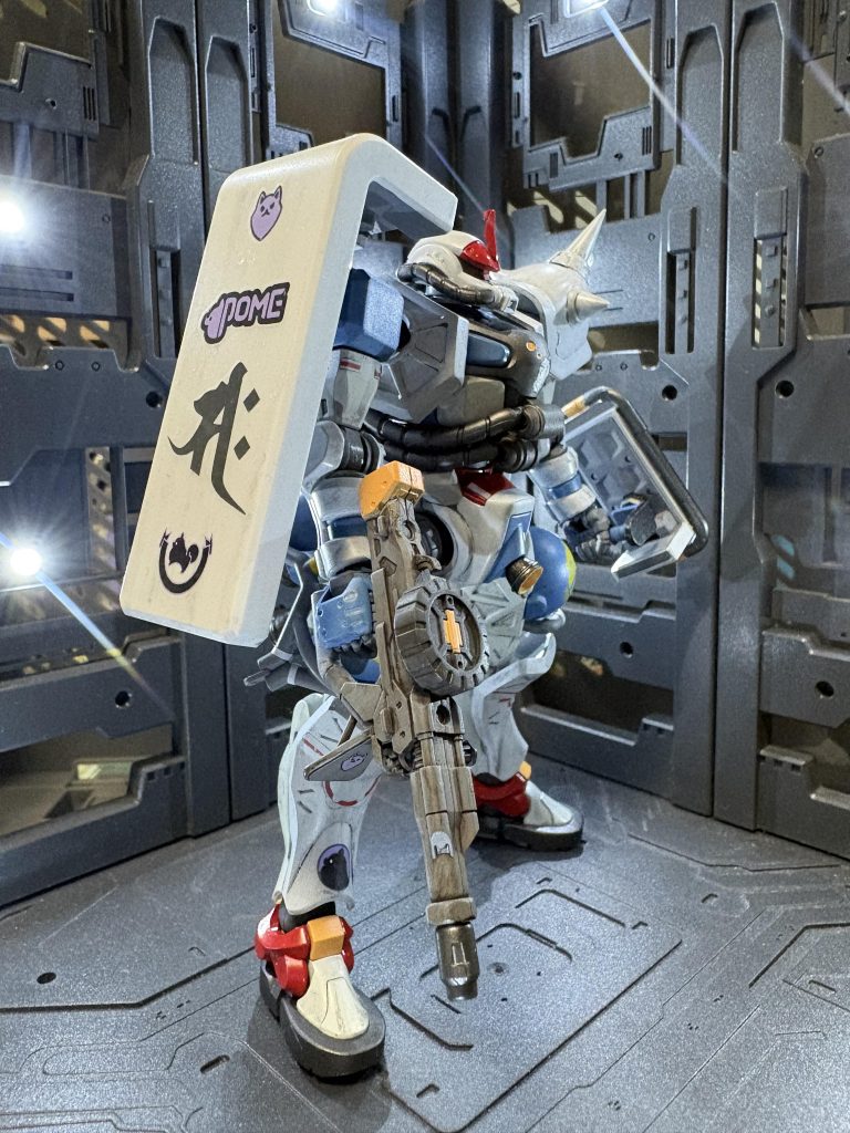 GQ水転写デカールにポメラニアンズのデカールがたくさんあって張りまくりました。シールドに余白が出過ぎたので何かないかなと他のデカールを物色💦雑駆とかあるんかなと探しましたが無し！梵字でザクとか調べたら「サク」でこの梵字がでました。