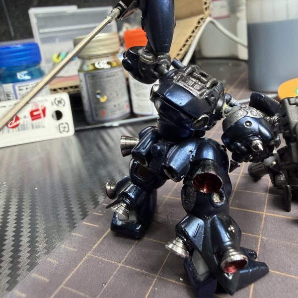 隣の子がめちゃくちゃ腰クネってるのを見てしまい… 「やっぱり可動域欲しいな…」 となり また ケンプファー全身麻酔です💤 今回は大手術。 腕関節 ×2胴体関節 ×1足関節 ×2 追加しました。 おかげでかなり愉快なポーズやコンバージらしからぬ動きも出来るように。 イメージとしては 「土台から飛び出してくるケンプファー」 みたいな感じです。 ただし手術の影響で バーニア装甲塗装 いろいろ傷が🩹 さらに 胴体など今まで見えなかった部分が見えるようになったので 結局 塗装やり直し確定😂 この後は ・塗装リカバリー・LED仕込み・デカール やっていく予定です。(4枚目)