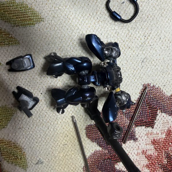 隣の子がめちゃくちゃ腰クネってるのを見てしまい… 「やっぱり可動域欲しいな…」 となり また ケンプファー全身麻酔です💤 今回は大手術。 腕関節 ×2胴体関節 ×1足関節 ×2 追加しました。 おかげでかなり愉快なポーズやコンバージらしからぬ動きも出来るように。 イメージとしては 「土台から飛び出してくるケンプファー」 みたいな感じです。 ただし手術の影響で バーニア装甲塗装 いろいろ傷が🩹 さらに 胴体など今まで見えなかった部分が見えるようになったので 結局 塗装やり直し確定😂 この後は ・塗装リカバリー・LED仕込み・デカール やっていく予定です。(5枚目)