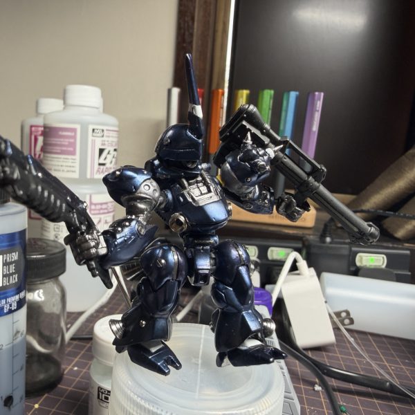隣の子がめちゃくちゃ腰クネってるのを見てしまい… 「やっぱり可動域欲しいな…」 となり また ケンプファー全身麻酔です💤 今回は大手術。 腕関節 ×2胴体関節 ×1足関節 ×2 追加しました。 おかげでかなり愉快なポーズやコンバージらしからぬ動きも出来るように。 イメージとしては 「土台から飛び出してくるケンプファー」 みたいな感じです。 ただし手術の影響で バーニア装甲塗装 いろいろ傷が🩹 さらに 胴体など今まで見えなかった部分が見えるようになったので 結局 塗装やり直し確定😂 この後は ・塗装リカバリー・LED仕込み・デカール やっていく予定です。(6枚目)