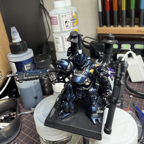 隣の子がめちゃくちゃ腰クネってるのを見てしまい… 「やっぱり可動域欲しいな…」 となり また ケンプファー全身麻酔です💤 今回は大手術。 腕関節 ×2胴体関節 ×1足関節 ×2 追加しました。 おかげでかなり愉快なポーズやコンバージらしからぬ動きも出来るように。 イメージとしては 「土台から飛び出してくるケンプファー」 みたいな感じです。 ただし手術の影響で バーニア装甲塗装 いろいろ傷が🩹 さらに 胴体など今まで見えなかった部分が見えるようになったので 結局 塗装やり直し確定😂 この後は ・塗装リカバリー・LED仕込み・デカール やっていく予定です。(7枚目)