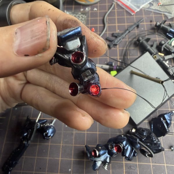 今日やっとLEDの電池が届いたので点灯テスト。 とりあえずバーニア光らせてみました。 …これ、やっぱり めちゃくちゃカッコいい。 ただ一つ問題が。 コンバージって 配線隠す場所なくないですか? サイズ小さいのにLED入れると一気に配線地獄。 胸くり抜けば内部に入れられそうなんですがそこまで削る勇気が今日は出ず。 とりあえず 仮配線状態。 それと今回 関節かなり動くようにしたのでポージング幅が増えたんですが… 逆に ポージングめちゃ難しい。 腰の入り重心武器の角度バックパックのボリューム 考え始めると ずっと触ってしまうやつ。 コンバージなのに普通のキット並みに悩んでます。 ちなみに今一番悩んでるのが 配線処理。 もし同じことやった人いたら 皆さんならどうします? ① 胸を削って内部配線② バックパック側に逃がす③ 配線をディテールとして見せる どれが正解なんでしょう。 あと ポージングのコツも知りたいです。 コンバージで「動かせるようにした人」 どう決めてます? 今日はここまで。 触れば触るほど 終わらなくなるやつです。(2枚目)