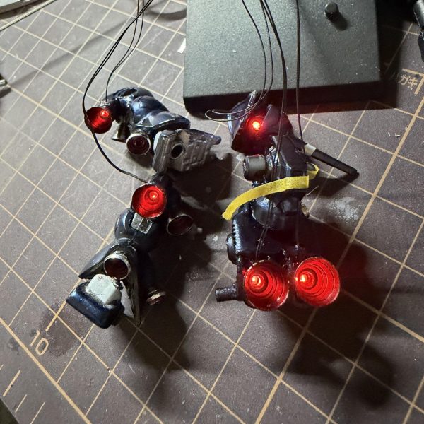 今日やっとLEDの電池が届いたので点灯テスト。 とりあえずバーニア光らせてみました。 …これ、やっぱり めちゃくちゃカッコいい。 ただ一つ問題が。 コンバージって 配線隠す場所なくないですか? サイズ小さいのにLED入れると一気に配線地獄。 胸くり抜けば内部に入れられそうなんですがそこまで削る勇気が今日は出ず。 とりあえず 仮配線状態。 それと今回 関節かなり動くようにしたのでポージング幅が増えたんですが… 逆に ポージングめちゃ難しい。 腰の入り重心武器の角度バックパックのボリューム 考え始めると ずっと触ってしまうやつ。 コンバージなのに普通のキット並みに悩んでます。 ちなみに今一番悩んでるのが 配線処理。 もし同じことやった人いたら 皆さんならどうします? ① 胸を削って内部配線② バックパック側に逃がす③ 配線をディテールとして見せる どれが正解なんでしょう。 あと ポージングのコツも知りたいです。 コンバージで「動かせるようにした人」 どう決めてます? 今日はここまで。 触れば触るほど 終わらなくなるやつです。(3枚目)