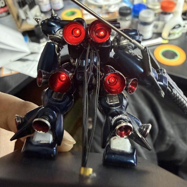 今日やっとLEDの電池が届いたので点灯テスト。 とりあえずバーニア光らせてみました。 …これ、やっぱり めちゃくちゃカッコいい。 ただ一つ問題が。 コンバージって 配線隠す場所なくないですか? サイズ小さいのにLED入れると一気に配線地獄。 胸くり抜けば内部に入れられそうなんですがそこまで削る勇気が今日は出ず。 とりあえず 仮配線状態。 それと今回 関節かなり動くようにしたのでポージング幅が増えたんですが… 逆に ポージングめちゃ難しい。 腰の入り重心武器の角度バックパックのボリューム 考え始めると ずっと触ってしまうやつ。 コンバージなのに普通のキット並みに悩んでます。 ちなみに今一番悩んでるのが 配線処理。 もし同じことやった人いたら 皆さんならどうします? ① 胸を削って内部配線② バックパック側に逃がす③ 配線をディテールとして見せる どれが正解なんでしょう。 あと ポージングのコツも知りたいです。 コンバージで「動かせるようにした人」 どう決めてます? 今日はここまで。 触れば触るほど 終わらなくなるやつです。(4枚目)