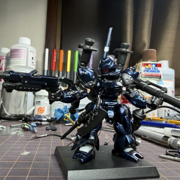 今日やっとLEDの電池が届いたので点灯テスト。 とりあえずバーニア光らせてみました。 …これ、やっぱり めちゃくちゃカッコいい。 ただ一つ問題が。 コンバージって 配線隠す場所なくないですか? サイズ小さいのにLED入れると一気に配線地獄。 胸くり抜けば内部に入れられそうなんですがそこまで削る勇気が今日は出ず。 とりあえず 仮配線状態。 それと今回 関節かなり動くようにしたのでポージング幅が増えたんですが… 逆に ポージングめちゃ難しい。 腰の入り重心武器の角度バックパックのボリューム 考え始めると ずっと触ってしまうやつ。 コンバージなのに普通のキット並みに悩んでます。 ちなみに今一番悩んでるのが 配線処理。 もし同じことやった人いたら 皆さんならどうします? ① 胸を削って内部配線② バックパック側に逃がす③ 配線をディテールとして見せる どれが正解なんでしょう。 あと ポージングのコツも知りたいです。 コンバージで「動かせるようにした人」 どう決めてます? 今日はここまで。 触れば触るほど 終わらなくなるやつです。(5枚目)