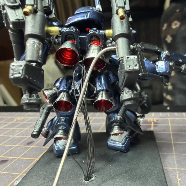 今日やっとLEDの電池が届いたので点灯テスト。 とりあえずバーニア光らせてみました。 …これ、やっぱり めちゃくちゃカッコいい。 ただ一つ問題が。 コンバージって 配線隠す場所なくないですか? サイズ小さいのにLED入れると一気に配線地獄。 胸くり抜けば内部に入れられそうなんですがそこまで削る勇気が今日は出ず。 とりあえず 仮配線状態。 それと今回 関節かなり動くようにしたのでポージング幅が増えたんですが… 逆に ポージングめちゃ難しい。 腰の入り重心武器の角度バックパックのボリューム 考え始めると ずっと触ってしまうやつ。 コンバージなのに普通のキット並みに悩んでます。 ちなみに今一番悩んでるのが 配線処理。 もし同じことやった人いたら 皆さんならどうします? ① 胸を削って内部配線② バックパック側に逃がす③ 配線をディテールとして見せる どれが正解なんでしょう。 あと ポージングのコツも知りたいです。 コンバージで「動かせるようにした人」 どう決めてます? 今日はここまで。 触れば触るほど 終わらなくなるやつです。(6枚目)