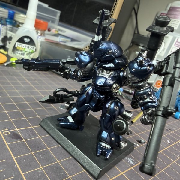 今日やっとLEDの電池が届いたので点灯テスト。 とりあえずバーニア光らせてみました。 …これ、やっぱり めちゃくちゃカッコいい。 ただ一つ問題が。 コンバージって 配線隠す場所なくないですか? サイズ小さいのにLED入れると一気に配線地獄。 胸くり抜けば内部に入れられそうなんですがそこまで削る勇気が今日は出ず。 とりあえず 仮配線状態。 それと今回 関節かなり動くようにしたのでポージング幅が増えたんですが… 逆に ポージングめちゃ難しい。 腰の入り重心武器の角度バックパックのボリューム 考え始めると ずっと触ってしまうやつ。 コンバージなのに普通のキット並みに悩んでます。 ちなみに今一番悩んでるのが 配線処理。 もし同じことやった人いたら 皆さんならどうします? ① 胸を削って内部配線② バックパック側に逃がす③ 配線をディテールとして見せる どれが正解なんでしょう。 あと ポージングのコツも知りたいです。 コンバージで「動かせるようにした人」 どう決めてます? 今日はここまで。 触れば触るほど 終わらなくなるやつです。(7枚目)