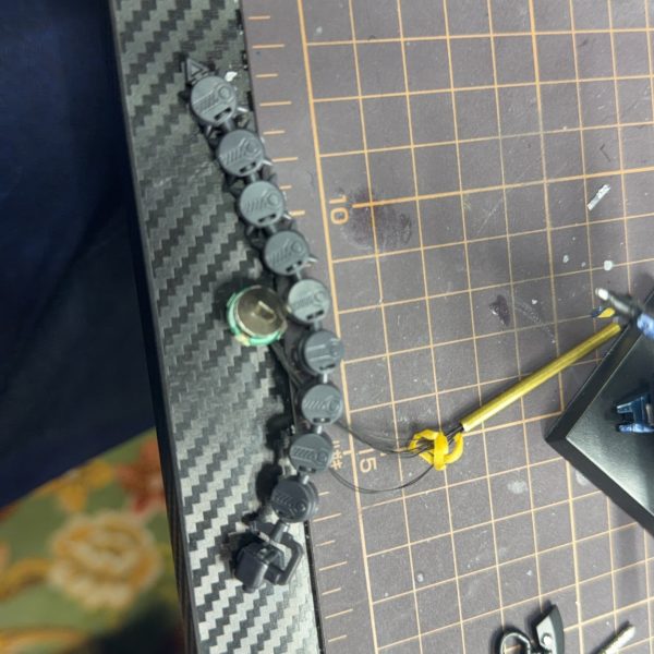 チェーンマインにLED仕込もうと思ってたんですが…&nbsp;豆電池の方がデカい😂&nbsp;サイズぴったりなら神改造だったのに、見事に入らず終了しました。&nbsp;完全に詰みかと思ったけど、もう割り切って&nbsp;「ケーブルで見せる方向」に変更します。&nbsp;むしろこのゴチャっとした配線、ケンプファー的にはアリな気もしてきた。&nbsp;あともう一個やらかし。&nbsp;アックスの塗装、普通に失敗しました💦&nbsp;ムラ・はみ出し・質感バラバラ…&nbsp;でももういいです。&nbsp;全部ウェザリングで“味”にします。&nbsp;（モデラーあるあるですよね？笑）&nbsp;結果的に&nbsp;・LED → 外出し配線仕様・塗装ミス → 戦場帰り仕様&nbsp;みたいな感じで“事故から設定を作るスタイル”になってきました😂これからチェーンマイン改造して塗装します✨&nbsp;（3枚目）