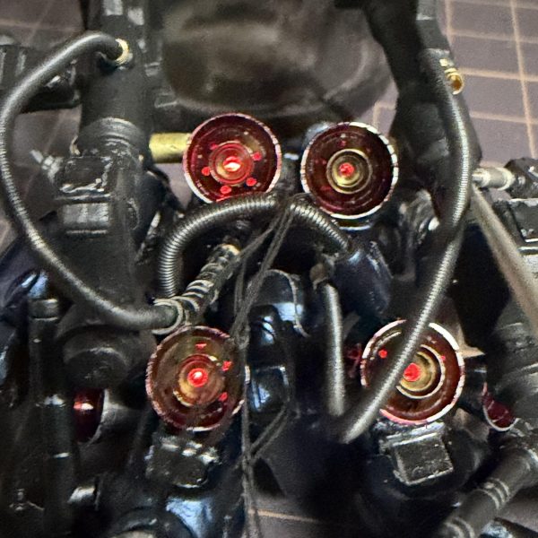 チェーンマインにLED仕込もうと思ってたんですが…&nbsp;豆電池の方がデカい😂&nbsp;サイズぴったりなら神改造だったのに、見事に入らず終了しました。&nbsp;完全に詰みかと思ったけど、もう割り切って&nbsp;「ケーブルで見せる方向」に変更します。&nbsp;むしろこのゴチャっとした配線、ケンプファー的にはアリな気もしてきた。&nbsp;あともう一個やらかし。&nbsp;アックスの塗装、普通に失敗しました💦&nbsp;ムラ・はみ出し・質感バラバラ…&nbsp;でももういいです。&nbsp;全部ウェザリングで“味”にします。&nbsp;（モデラーあるあるですよね？笑）&nbsp;結果的に&nbsp;・LED → 外出し配線仕様・塗装ミス → 戦場帰り仕様&nbsp;みたいな感じで“事故から設定を作るスタイル”になってきました😂これからチェーンマイン改造して塗装します✨&nbsp;（2枚目）