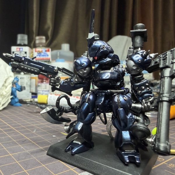 チェーンマインにLED仕込もうと思ってたんですが…&nbsp;豆電池の方がデカい😂&nbsp;サイズぴったりなら神改造だったのに、見事に入らず終了しました。&nbsp;完全に詰みかと思ったけど、もう割り切って&nbsp;「ケーブルで見せる方向」に変更します。&nbsp;むしろこのゴチャっとした配線、ケンプファー的にはアリな気もしてきた。&nbsp;あともう一個やらかし。&nbsp;アックスの塗装、普通に失敗しました💦&nbsp;ムラ・はみ出し・質感バラバラ…&nbsp;でももういいです。&nbsp;全部ウェザリングで“味”にします。&nbsp;（モデラーあるあるですよね？笑）&nbsp;結果的に&nbsp;・LED → 外出し配線仕様・塗装ミス → 戦場帰り仕様&nbsp;みたいな感じで“事故から設定を作るスタイル”になってきました😂これからチェーンマイン改造して塗装します✨&nbsp;（4枚目）