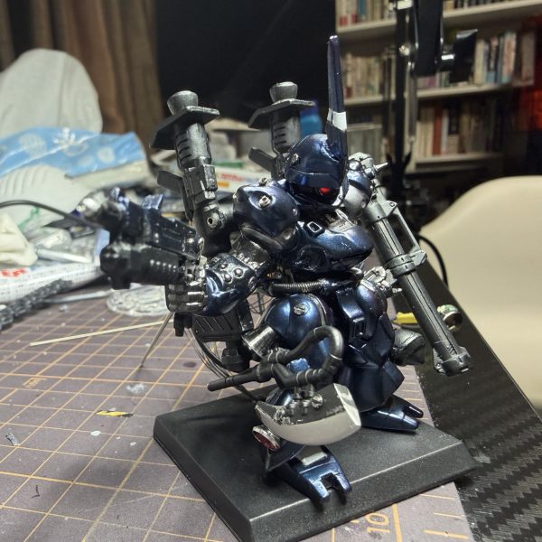 チェーンマインにLED仕込もうと思ってたんですが…&nbsp;豆電池の方がデカい😂&nbsp;サイズぴったりなら神改造だったのに、見事に入らず終了しました。&nbsp;完全に詰みかと思ったけど、もう割り切って&nbsp;「ケーブルで見せる方向」に変更します。&nbsp;むしろこのゴチャっとした配線、ケンプファー的にはアリな気もしてきた。&nbsp;あともう一個やらかし。&nbsp;アックスの塗装、普通に失敗しました💦&nbsp;ムラ・はみ出し・質感バラバラ…&nbsp;でももういいです。&nbsp;全部ウェザリングで“味”にします。&nbsp;（モデラーあるあるですよね？笑）&nbsp;結果的に&nbsp;・LED → 外出し配線仕様・塗装ミス → 戦場帰り仕様&nbsp;みたいな感じで“事故から設定を作るスタイル”になってきました😂これからチェーンマイン改造して塗装します✨&nbsp;（5枚目）