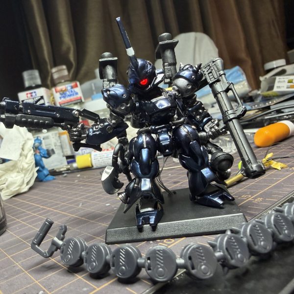 チェーンマインにLED仕込もうと思ってたんですが…&nbsp;豆電池の方がデカい😂&nbsp;サイズぴったりなら神改造だったのに、見事に入らず終了しました。&nbsp;完全に詰みかと思ったけど、もう割り切って&nbsp;「ケーブルで見せる方向」に変更します。&nbsp;むしろこのゴチャっとした配線、ケンプファー的にはアリな気もしてきた。&nbsp;あともう一個やらかし。&nbsp;アックスの塗装、普通に失敗しました💦&nbsp;ムラ・はみ出し・質感バラバラ…&nbsp;でももういいです。&nbsp;全部ウェザリングで“味”にします。&nbsp;（モデラーあるあるですよね？笑）&nbsp;結果的に&nbsp;・LED → 外出し配線仕様・塗装ミス → 戦場帰り仕様&nbsp;みたいな感じで“事故から設定を作るスタイル”になってきました😂これからチェーンマイン改造して塗装します✨&nbsp;（6枚目）