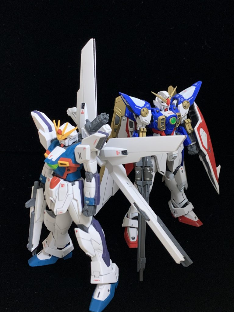 以前製作したRGウイングと。今度シャイニングを作って並べたいです。