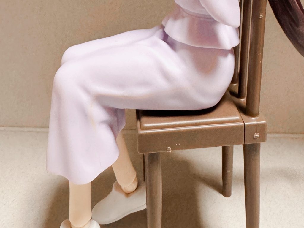 スカートの合わせ目は消しました。