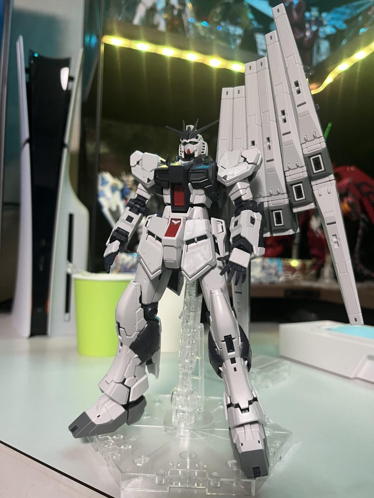 ガンプラに余剰パーツがそんなに入ってるとは知らず、組み上げていってから色違くね？と気づく。初めてのカラバリ系で舞い上がりすぎてました…。でも本家本元のνガンダムRGを持ってないのでこれはこれでいいかもしれない。