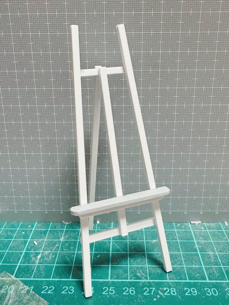 イーゼル作成。ネットで大体の大きさを探して1/12して作成してます。作る前は釘も表現できればーとか生意気考えてましたが当たり前のように僕には無理でした(zaku-kao2)