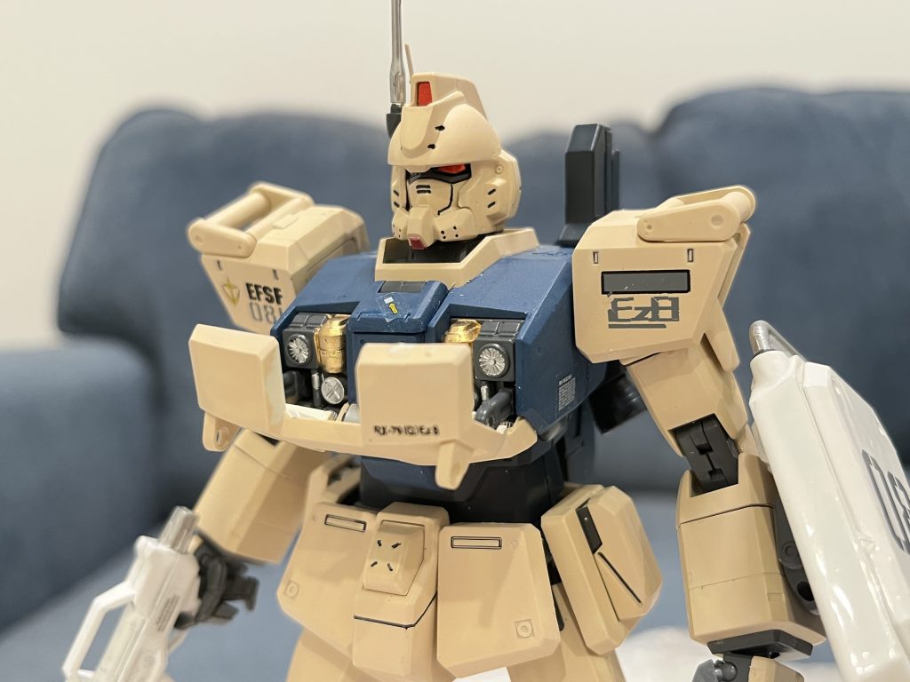 せっかくその素晴らしい開閉式ギミックがあるので、リアル感を出せたい。胸部を塗り分けして情報量を増えてみます。