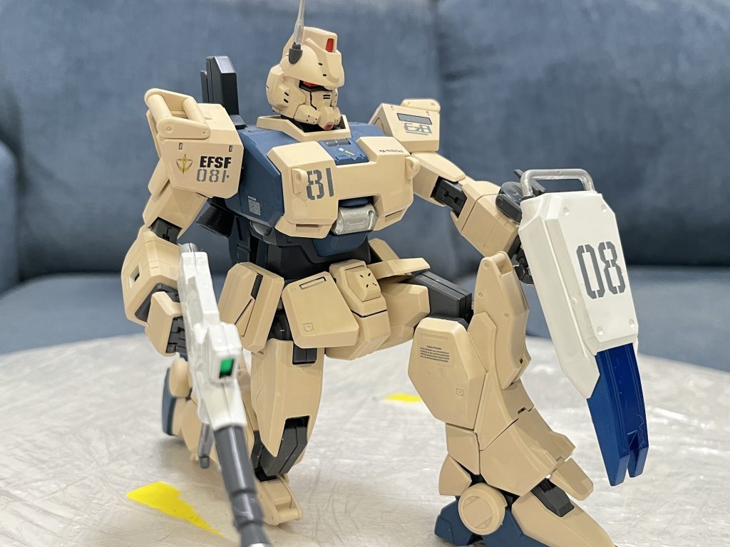 ジオンの戦車からの砲撃を防御します。可動域は狭いのでこのくらいは限界でしょうか。