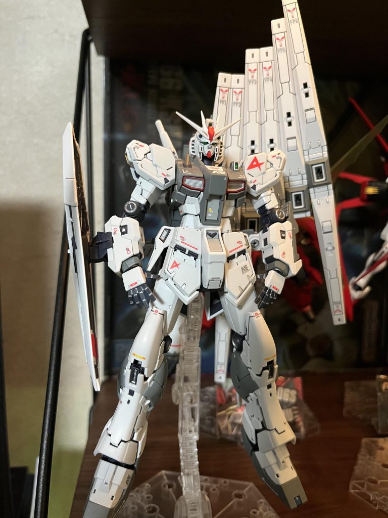 ファッション誌にあるような親指だけハンドポケット風なポーズ。