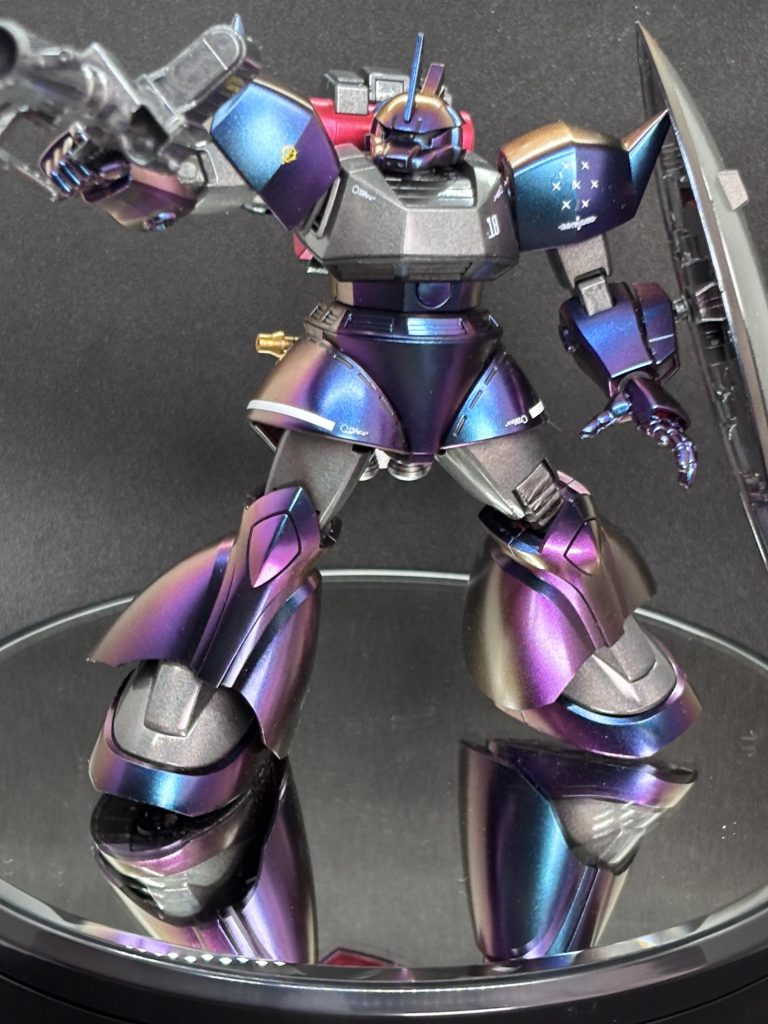 見る角度によって色が変わります。