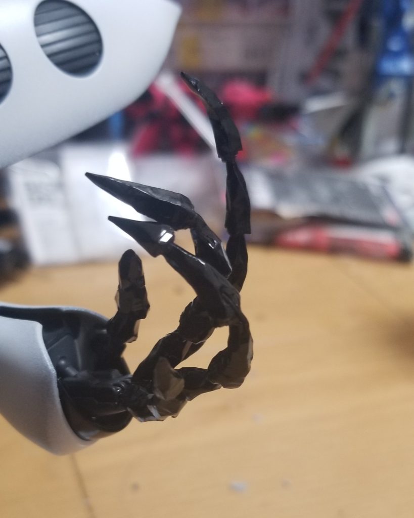 手、棒を作ってナイフでスパスパ削りました。芯のアルミ棒見えてたりするんですが、黒なのでバレにくいです。