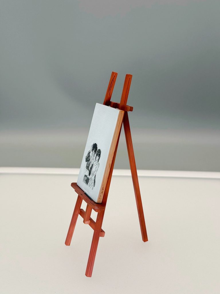 キャンバス横、ほんとはキャンバスの布？をつけるため横や後ろま回っているのですが木目を見せた方がそれっぽいようなきがして、こんな感じにしました(zaku-kao4)