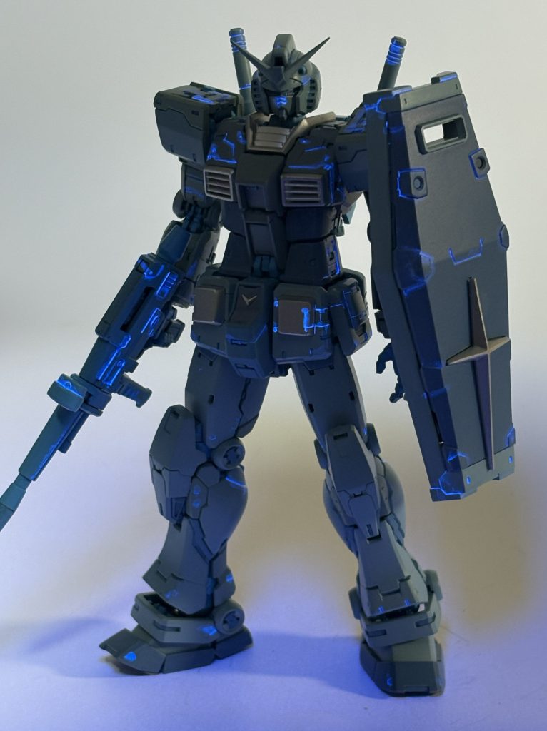 なんていうか地味で悔しかったのでスミ入れは蛍光ブルーを流し込んでやりました