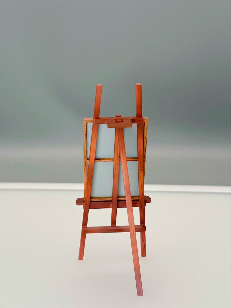 木っぽく見えるようには気を付けて塗装してますがどうでしょうか？あとイーゼル、キャンバス、椅子の木の色はかぶらないように濃さを変えたり等してます。ちなみにイーゼルの足は可動式なのでしまえます(gandam-hand2)