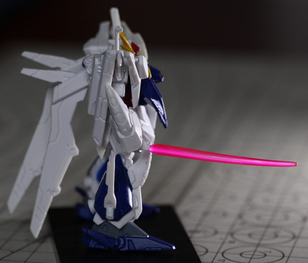 クリア素材のビームサーベルが綺麗。