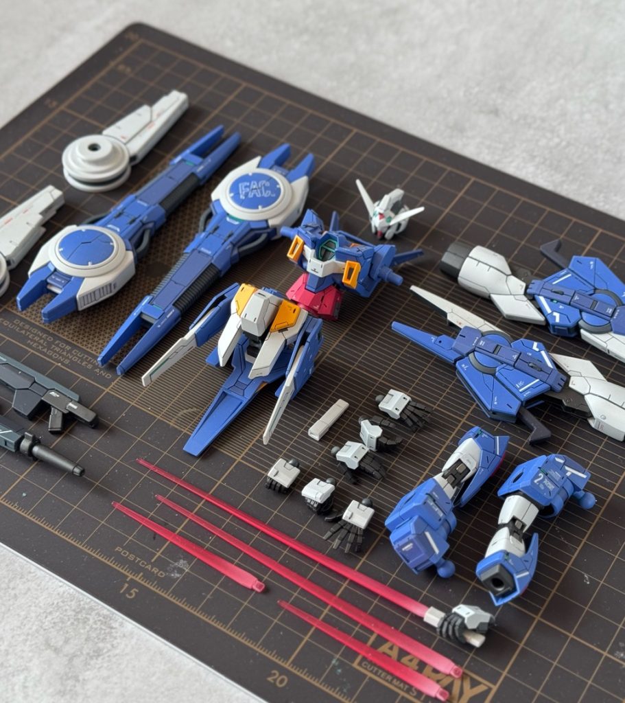 カラーリングは大きな変更はないですが、グレー味を強くしたブルーをメインとし、トリコロールでも落ち着いた雰囲気にしました。赤色もマゼンタ寄りの大人カラーにしてます。