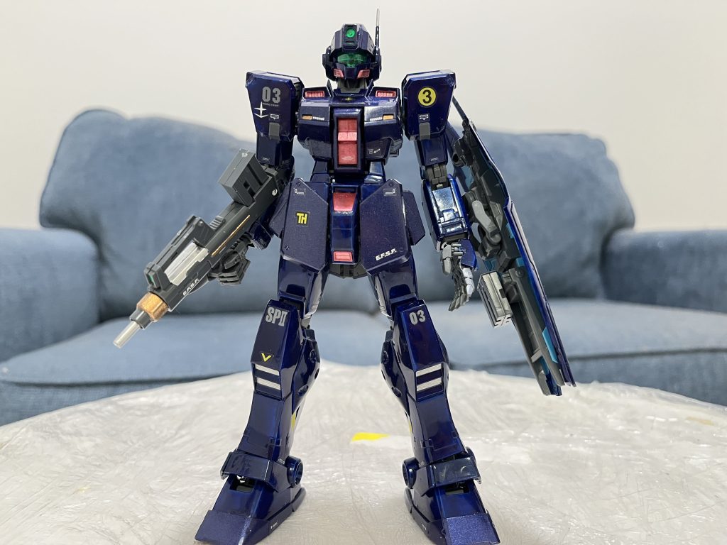 「やられる役」のイメージを変えるため、ティターンズ仕様にました。二度と同じの調色ができないので、胴体や足は前作のブリッツガンダムの紫に光沢白を加えたものです。青はタミヤのLP-47のPearl Blueです。